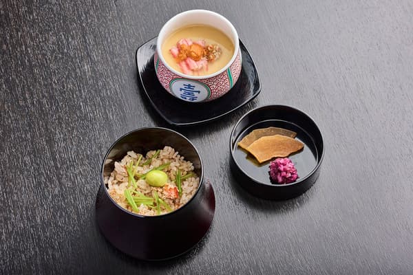 Hidangan kukus, hidangan nasi, dan acar dari kaiseki kepiting kobako