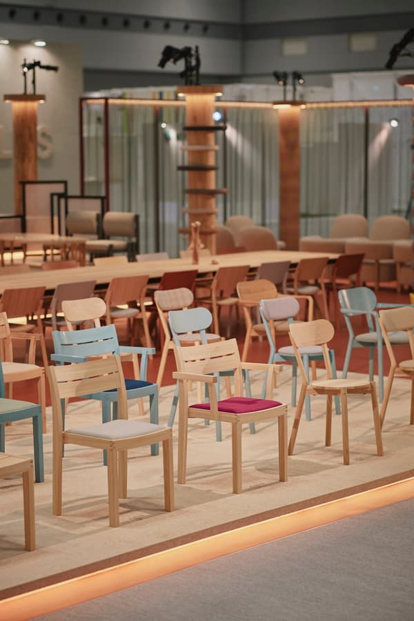 ORGATEC Tokyo 2025에서 선보인 Castor Chair 및 WK Chair 01 특별 모델