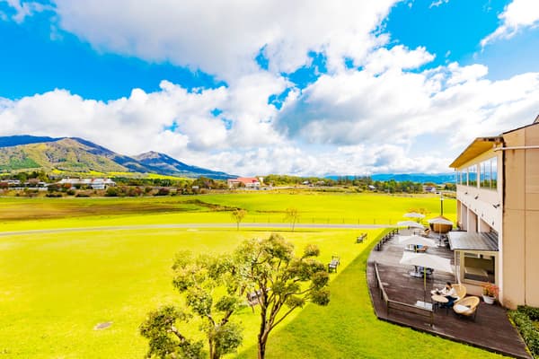 蒜山高原度假村露台，享有田园风光