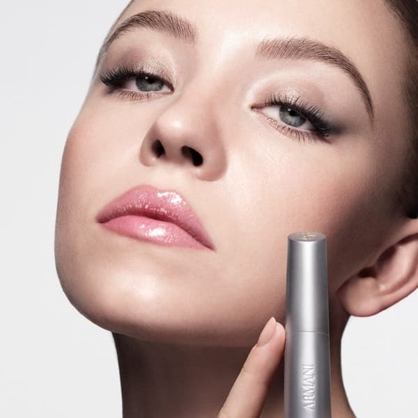 스킨케어 성분이 강조된 프리스마 플래시 립밤 제품