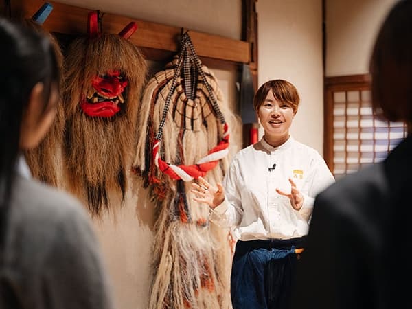 工作人員向住客解說男鹿當地的生剝鬼（Namahage）傳說，並提供面具與服裝讓住客體驗