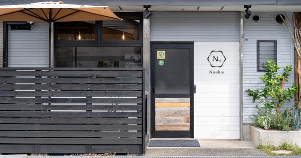 黑色木制甲板是店面的地标