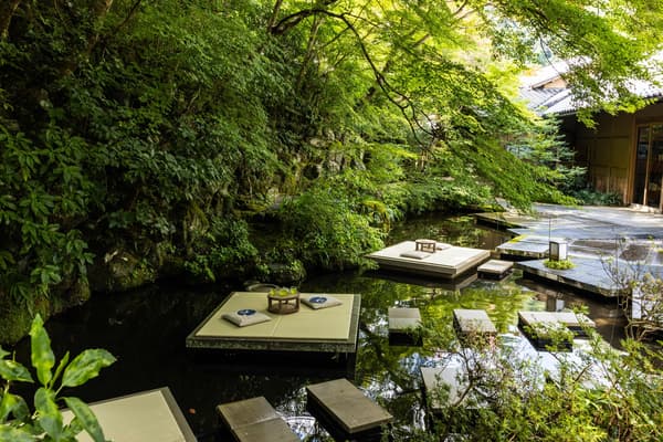 在水庭中设置的“纳凉床”