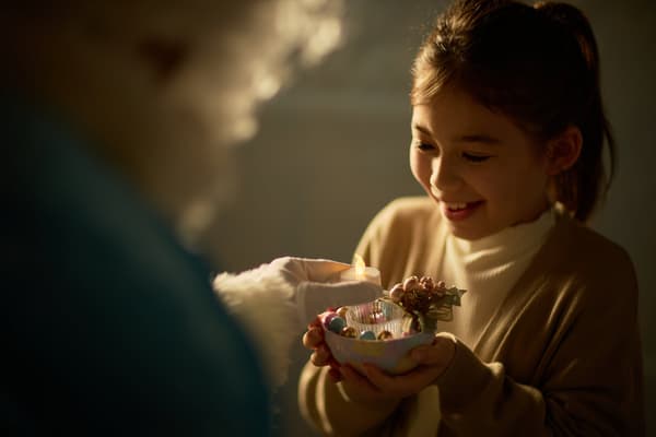 산타클로스가 건네주는 캔들 라이트