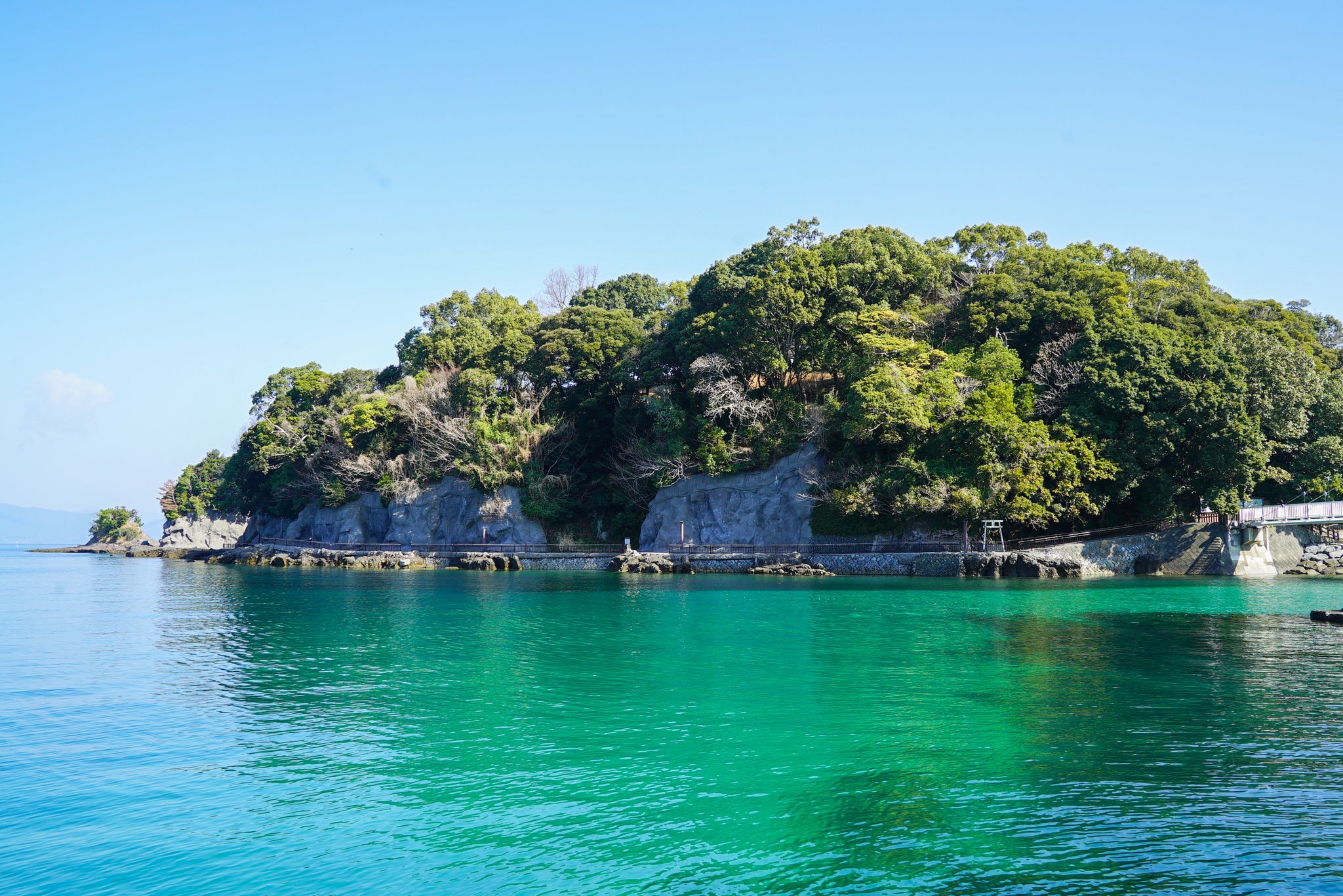 Isla Yunoko: un paseo marítimo se extiende justo frente a la posada, ideal para dar un paseo por la mañana o al atardecer