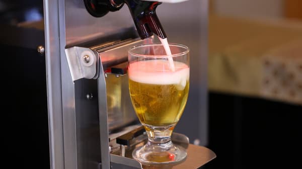 海橘鶴 椿的自动服务机供应的冰镇生啤