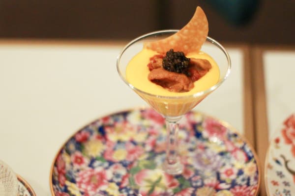 北海道海胆配胡萝卜泥和鱼子酱