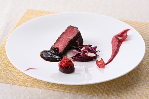 稻草烟熏烤广岛牛肉柳，红烧红卷心菜和松露酱