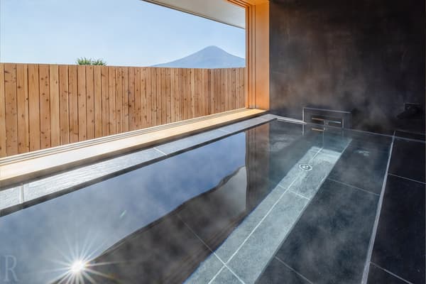 可欣赏富士山景色的半露天浴池