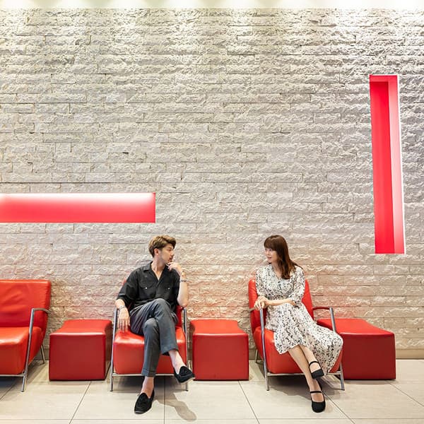 Un ambiente exótico llena el interior del hotel