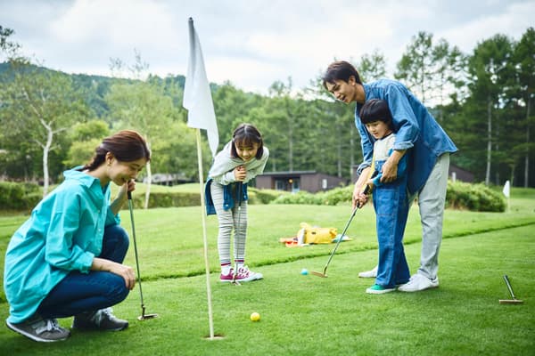 Familia disfrutando del putter golf