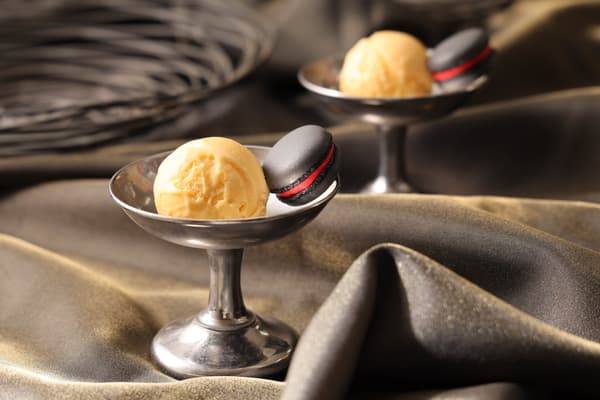 Dinnertime bonus: Vanilla Gelato with a Fair-Exclusive Macaron