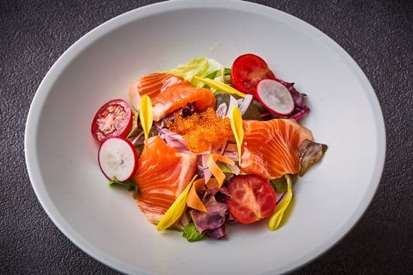 Sashimi-style: Shinshu salmon and colorful vegetable salad