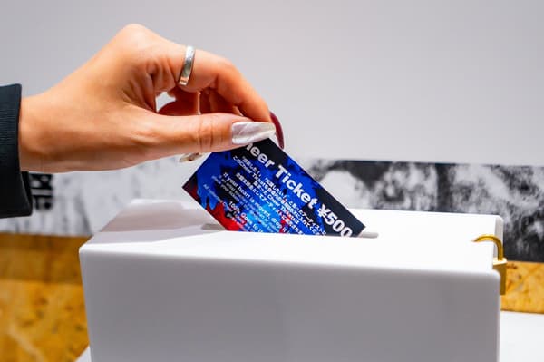 Tiket Dukungan (Cheer Tickets) dan kotak khusus untuk mendukung artis
