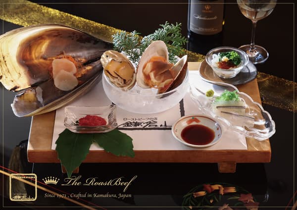 以丰富的春季海鲜为特色的时令食材拼盘