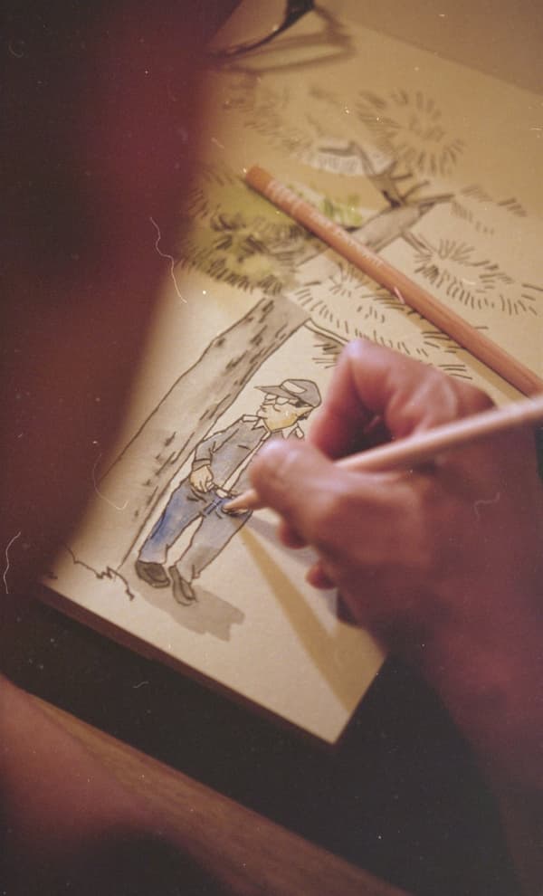 花井祐介的手正在描繪樹旁的人物