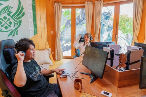 Para tamu menikmati pengaturan gaming di dalam kamar, lengkap dengan headset dan konsol