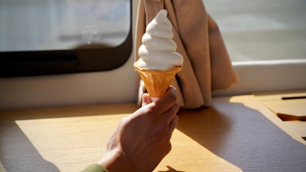 而口感丰富但口感清淡的软冰淇淋是您只能在这里遇到的特殊物品。这是一个推荐的午餐地点，您会想一次又一次地参观，在那里您可以享受轻松的时光和美味，周围环绕着Furano的自然风光。