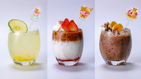 Tiga minuman kolaborasi spesial: Yuzu Lemon Squash Kiiroitori, Teh Susu Stroberi Korilakkuma, dan Smoothies Cokelat Pisang Rilakkuma