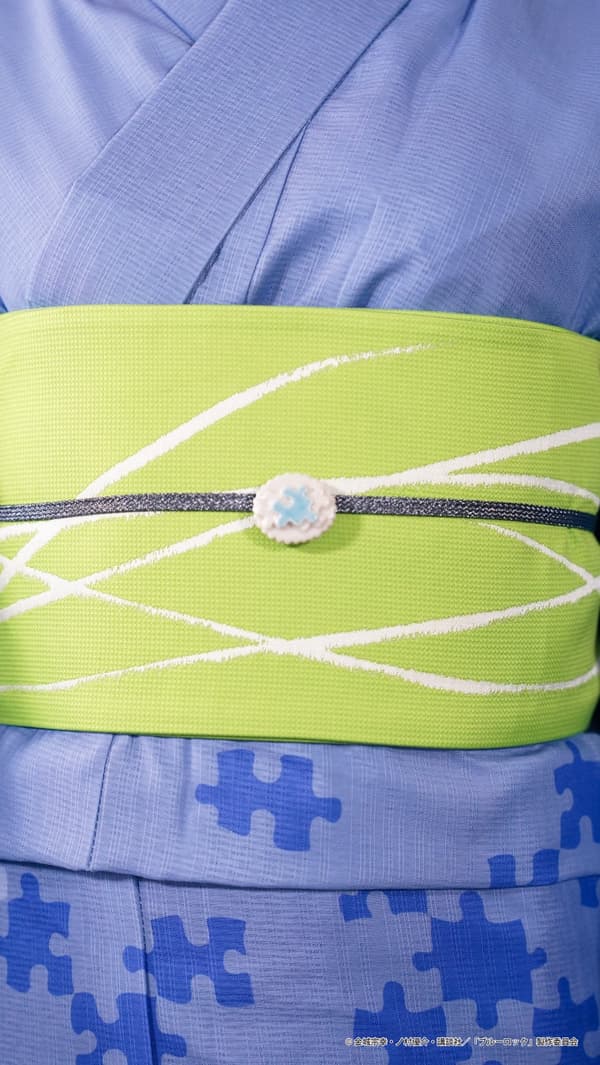 El obi es de un verde brillante inspirado en el color de su personaje. El obi-dome tiene forma de pieza de rompecabezas.