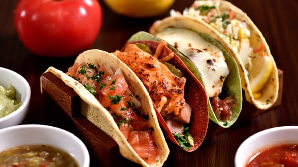 色彩繽紛的塔可自助吧，擺滿各式配料與食材