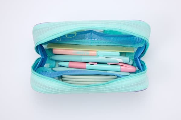 Tempat Pensil Kotak-kotak KUM dengan bukaan lebar