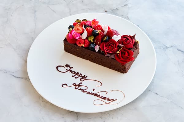 周年纪念蛋糕和香槟特别设施布置