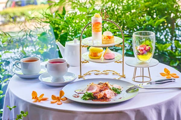 Tampilan keseluruhan Precious Summer Peach & Mango Afternoon Tea di TAVERN by the green
