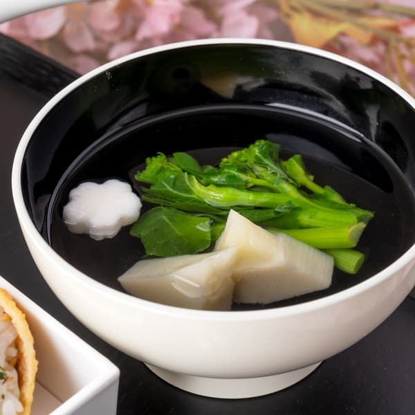 附季節性食材的湯碗