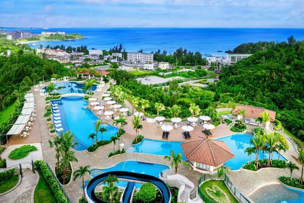 สวนริมสระน้ำที่ Oriental Hotel Okinawa Resort & Spa