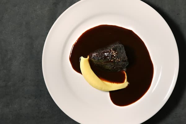 红酒炖黑毛和牛牛颊肉