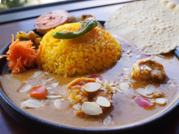 自开业以来一直很受欢迎的“椰奶鲜虾咖喱”；午餐期间，每天提供两到三种香料咖喱