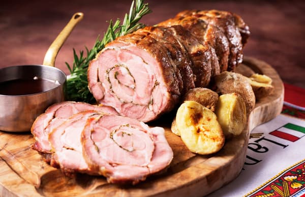 Paleta de cerdo asada a las hierbas cortada en la mesa al estilo Porchetta (solo entre semana)