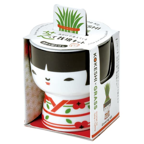 03 Okappa - 一个温柔的女孩,有着光泽的黑色波波头,与她的小花和服完美搭配。享受使用草发尝试新发型。