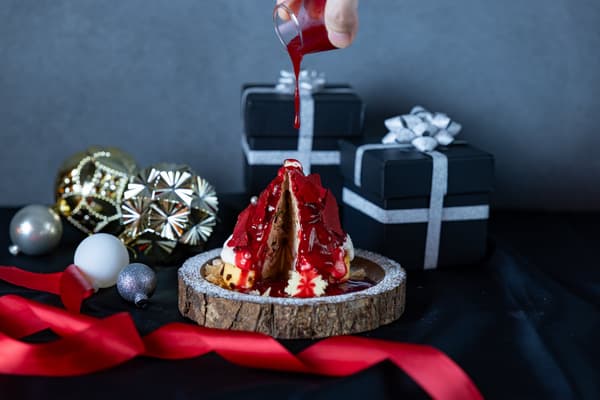 Menuangkan saus Amaou dan raspberry hangat di atas SNOW MELT