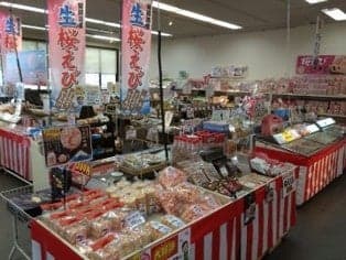 Sales floor at Yui Sakura Ebi Kan