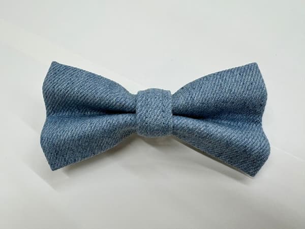 松屋員工佩戴的丹寧絲帶胸針