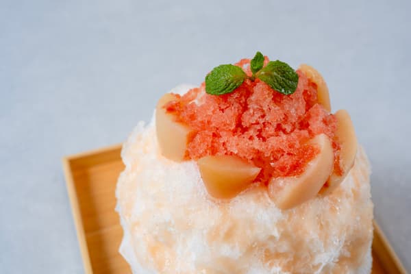 Es serut Santo dengan kompot persik matang dan sorbet tomat