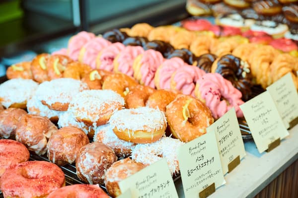 RACINES DONUT & ICE CREAM AOYAMA的甜甜圈展示