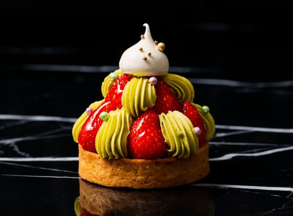 Tarta Tarte Fraise Noël cubierta con crema de pistacho, fresas y un merengue blanco