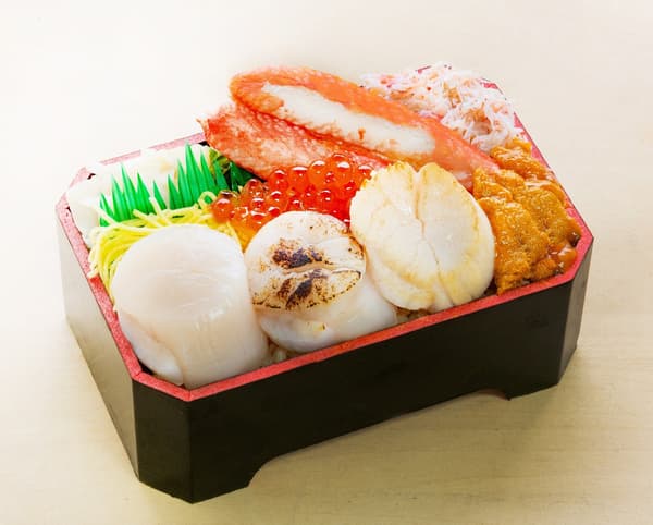 木古内“山丸鸣泽水产”– 螃蟹和扇贝便当（第二轮，首次亮相），2,808日元
