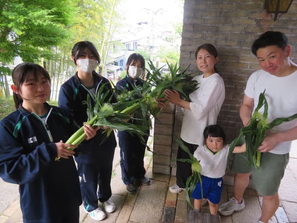 三井高中学生将收获的玉米送往PanNest