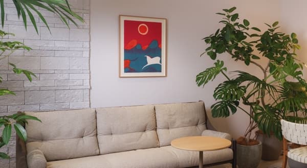Un grabado enmarcado exhibido sobre un sofá en un interior
