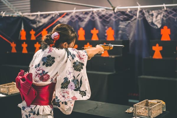 La zona del festival cuenta con galerías de tiro, tiro con arco, lanzamiento de vegetales, ruptura de bolas y pesca de pelotas