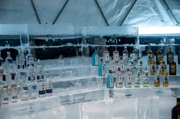 踏入冰镇，冬天变成了一个故事。星野度假村冰雪村绝对是必游之地。