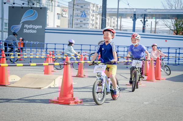 孩子们可以在地形多变的赛道上骑脚踏车