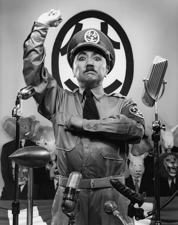 森村泰昌，“独裁者在哪里 1”，来自系列“安魂曲”，2007，明胶银盐照片，东京都写真美术馆藏