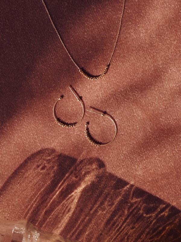 Pendientes #07 y collar 時の砂 (Arena del tiempo)