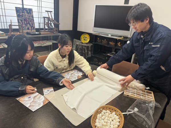 學生們參觀多由企業工坊