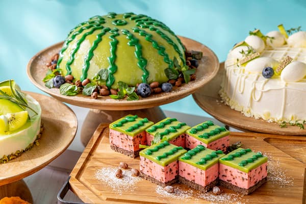 Cúpula de sandía: un postre premium en capas de bizcocho, sandía, chocolate blanco y dos tipos de mousse (limitado a 3 unidades por sesión de almuerzo y cena)